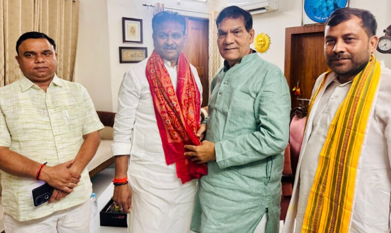 प्रयागराज के विकास को नई रफ्तार: विरासत बचाते हुए आधुनिक शहर बनाने पर जोर, महापौर ने मंत्री से रखे अहम प्रस्ताव