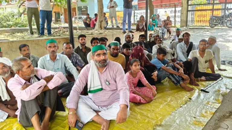 मुजफ्फरनगर बुढ़ाना तहसील में हड़कंप: दिव्यांग परिवार ने बच्चों संग शुरू किया अनिश्चितकालीन अनशन, भाकियू भी समर्थन में उतरी