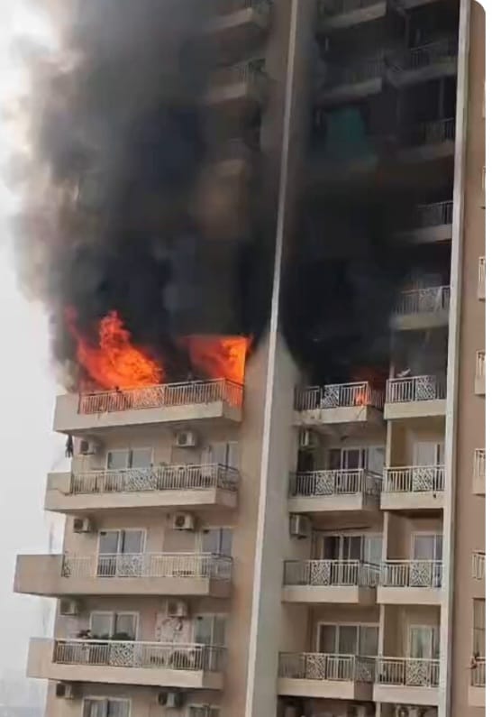 नोएडा: सेक्टर-75 की सोसाइटी में 12वीं मंजिल पर फ्लैट में AC ब्लास्ट से लगी आग, बड़ा हादसा टला