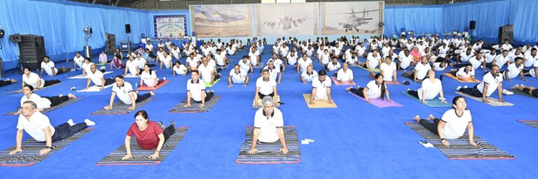 प्रयागराज: मध्य वायु कमान के अंतर्गत 12वें अंतरराष्ट्रीय योग दिवस पर व्यापक योगाभ्यास, 35 हजार से अधिक प्रतिभागी शामिल