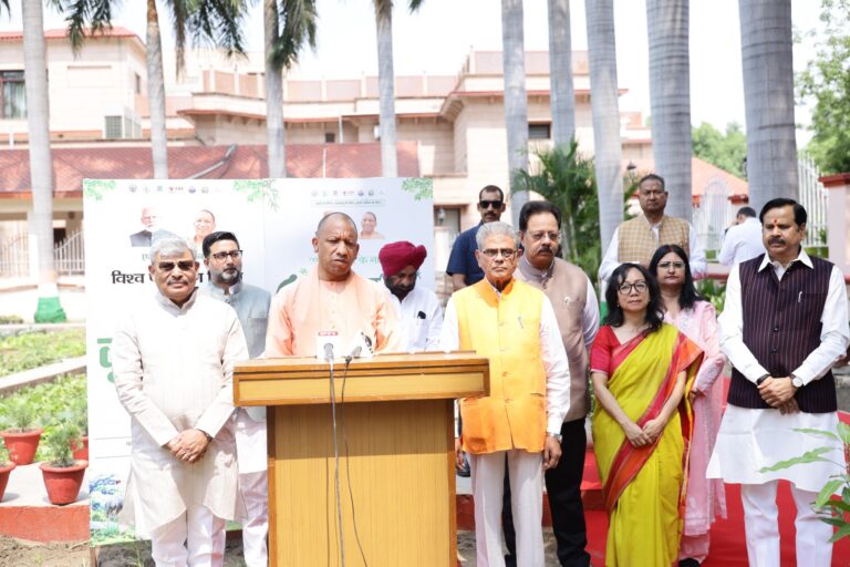 विश्व पर्यावरण दिवस पर सीएम योगी ने लगाया आम का पौधा, बोले- पर्यावरण बचेगा तो प्रकृति और जीवन भी बचेगा