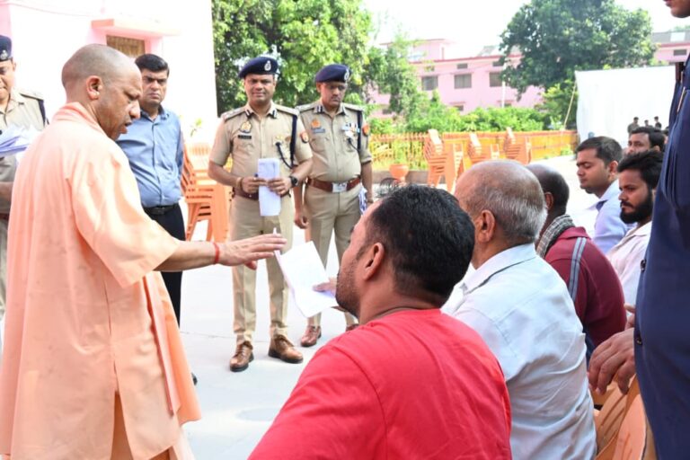 गोरखपुर में ‘जनता दर्शन’, सीएम योगी बोले- हर जरूरतमंद के साथ खड़ी है सरकार