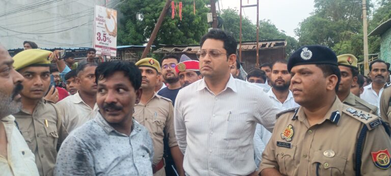 जौनपुर में फर्नीचर शोरूम में भीषण आग! 14 दमकल गाड़ियों ने घंटों की मशक्कत के बाद पाया काबू, लाखों का सामान राख