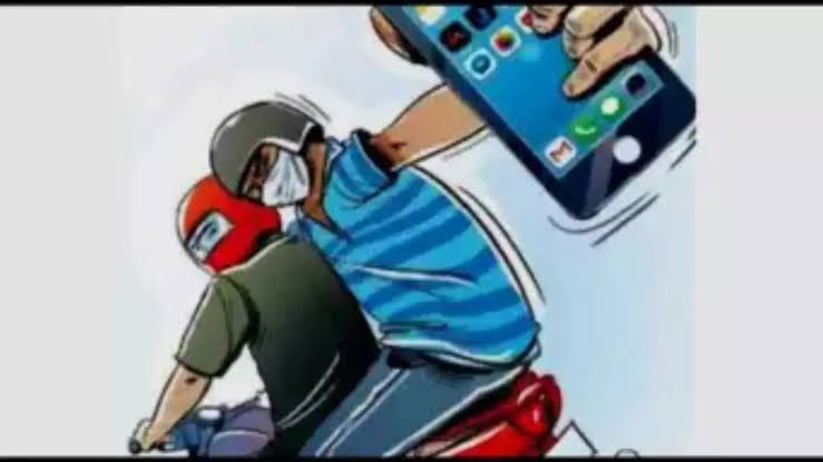 नोएडा में मोबाइल लूट की वारदात, बाइक सवार बदमाश झपटकर ले गए फोन