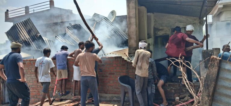 उरई में शॉर्ट सर्किट से घर में भीषण आग, लाखों का सामान जलकर राख, बड़ा हादसा टला