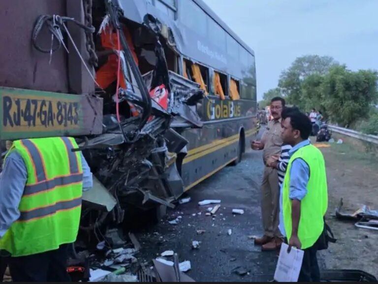 मथुरा में यमुना एक्सप्रेसवे पर मौत की रफ्तार! ट्रेलर में घुसी वोल्वो बस, 4 यात्रियों की दर्दनाक मौत, 20 घायल