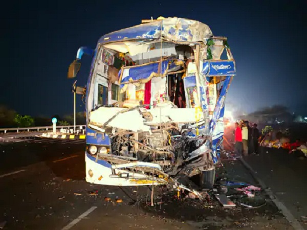 मध्य प्रदेश में सड़क हादसा: मजदूरों से भरी बस ट्रक से टकराई, चालक की मौत, 18 घायल