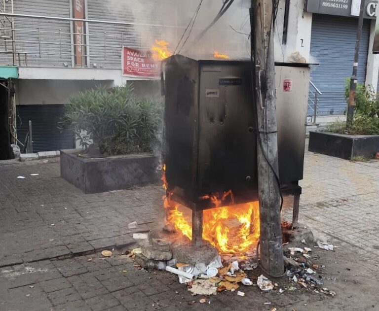 बरेली में केबिल बॉक्स में लगी आग से मची अफरा-तफरी, दमकल की तत्परता से टला बड़ा हादसा