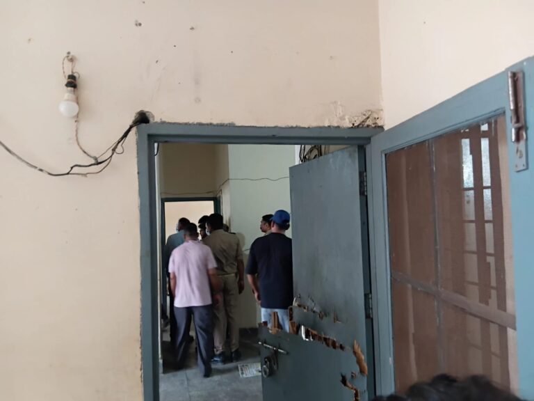 शाहजहांपुर में सरकारी आवास में चिकित्सक का शव मिलने से हड़कंप, प्रारंभिक जांच में हार्ट अटैक से मौत की आशंका
