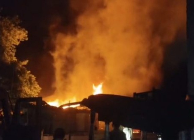 झांसी में भीषण अग्निकांड: पुलिस चौकी समेत 10 दुकानें जलकर राख, करोड़ों का नुकसान