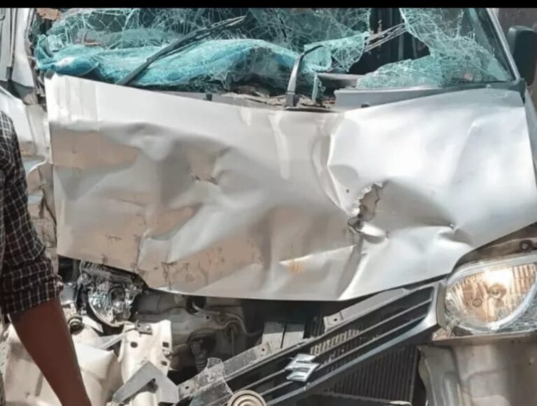 औरैया में खड़े ट्रैक्टर से कार टकराई, अंतिम संस्कार से लौट रहे पांच लोग घायल