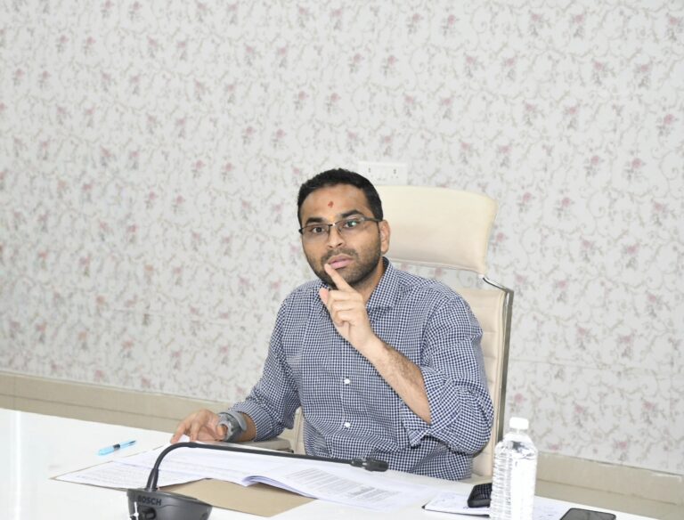 आईजीआरएस शिकायतों में लापरवाही पड़ी भारी, देवरिया डीएम का एक्शन- 5 अफसरों को थमाया नोटिस