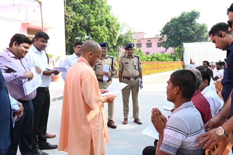 जनता दर्शन में सीएम योगी का भरोसा: इलाज और आवास की चिंता छोड़िए, सरकार आपके साथ है