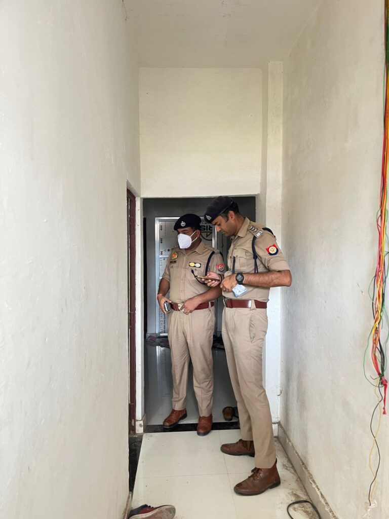 वाराणसी में दो युवकों के शव मिलने से सनसनी, जहरीला पदार्थ मिलने पर जांच तेज