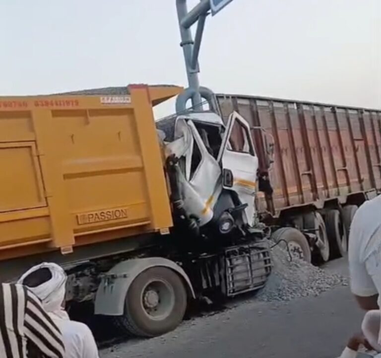उरई में बुंदेलखंड एक्सप्रेसवे पर भीषण हादसा, खड़े ट्रक से टकराया डंपर, चालक की मौत