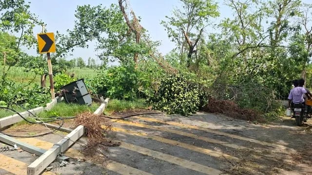 इटावा में आंधी-तूफान का कहर: दीवार गिरने से आंगनबाड़ी कार्यकर्ता समेत दो की मौत, छह घायल