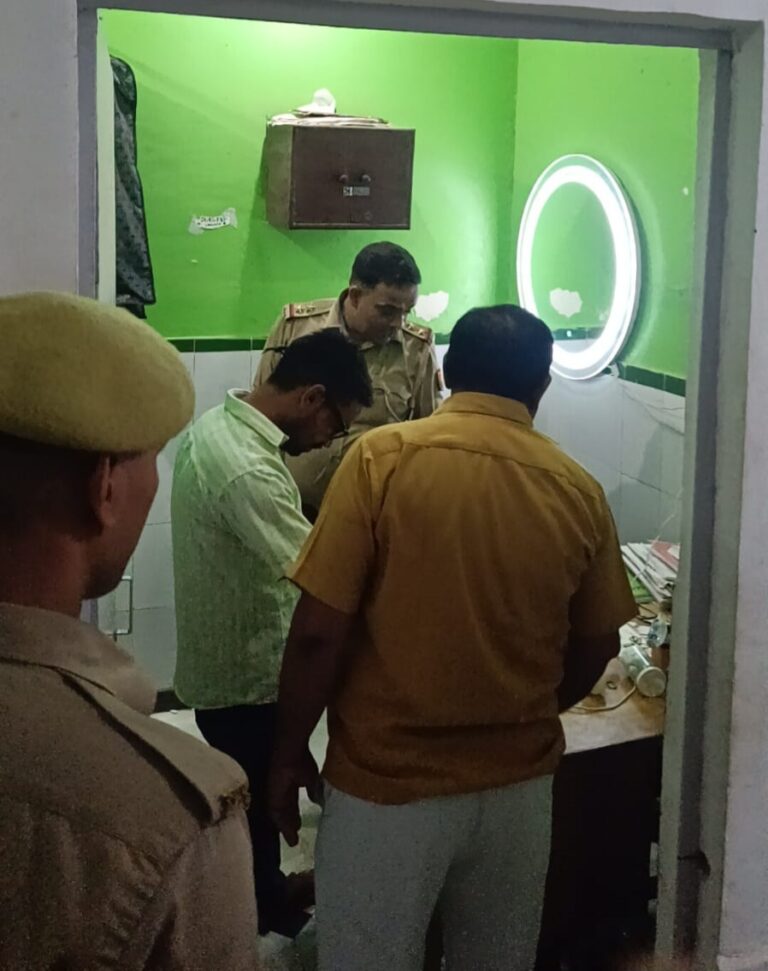 अमेठी: निजी अस्पताल में युवक का शव फंदे से लटका मिला, जांच में जुटी पुलिस