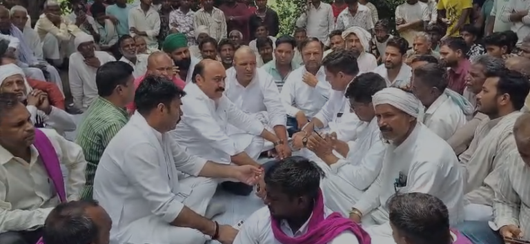 मुजफ्फरनगर में ईंटों के ढेर के नीचे दबकर मजदूर की मौत, मुआवजे की मांग को लेकर भट्टे पर धरना