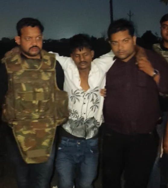 वाराणसी मुठभेड़ में बदमाश घायल, करोड़ों की चोरी मामले में चार गिरफ्तार