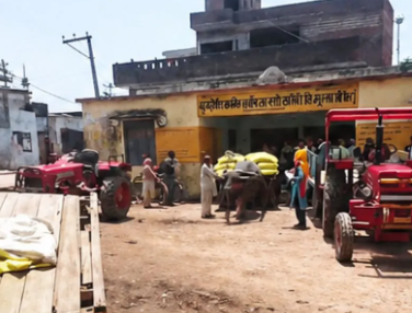 मुजफ्फरनगर में यूरिया खाद को लेकर साधन सहकारी समिति पर हंगामा, किसानों का फूटा गुस्सा, व्यवस्था पर उठे सवाल