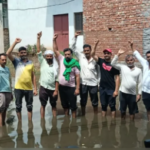 मुजफ्फरनगर में जलभराव से आक्रोश, गंदे पानी में खड़े होकर लोगों ने किया विरोध प्रदर्शन
