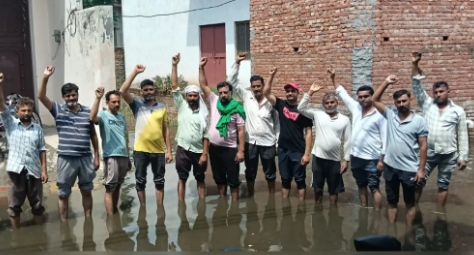 मुजफ्फरनगर में जलभराव से आक्रोश, गंदे पानी में खड़े होकर लोगों ने किया विरोध प्रदर्शन