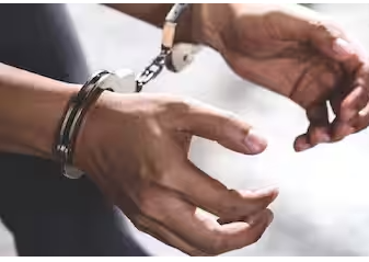 वाराणसी में 5 हजार रुपये के विवाद में फायरिंग: लोगों ने दबोचा हिस्ट्रीशीटर, दो आरोपी फरार