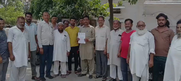 मुजफ्फरनगर में जनसमस्याओं का अंबार, जलभराव, बिजली संकट और आवारा कुत्तों के आतंक से परेशान लोगों ने डीएम कार्यालय पर किया प्रदर्शन