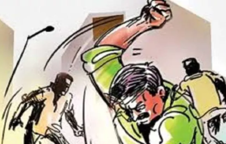 फर्रुखाबाद में शराब दुकान पर बवाल, सेल्समैन को खींचकर पीटा, ठेका मालिक भी घायल