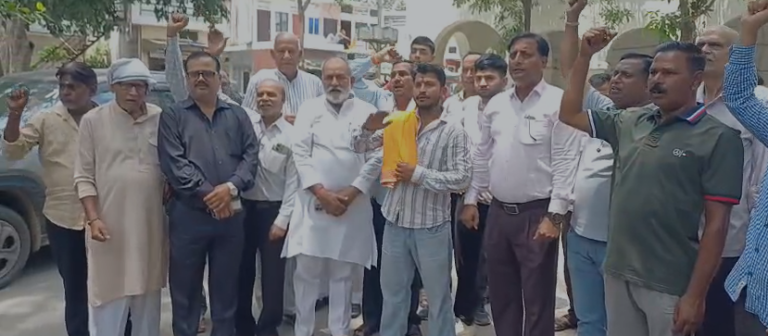 मुजफ्फरनगर में मकान बिक्री पर बढ़ा विवाद, कलेक्ट्रेट पहुंचे मोहल्लेवासी; प्रशासन से हस्तक्षेप की मांग