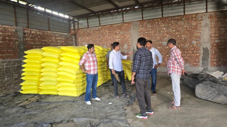 मुजफ्फरनगर में खाद कालाबाजारी सिंडिकेट का भंडाफोड़, उत्तराखंड बॉर्डर पर 250 बैग जब्त, गोदाम सील