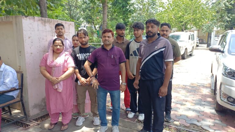 मुजफ्फरनगर में मंदिर की आड़ में अतिक्रमण का आरोप, एसडीएम के रसोइये के खिलाफ डीएम से शिकायत