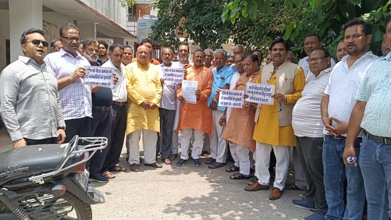 मुजफ्फरनगर: पिता-पुत्र हत्याकांड पर भड़का वैश्य समाज, हत्यारोपियों के घर बुलडोजर कार्रवाई की मांग