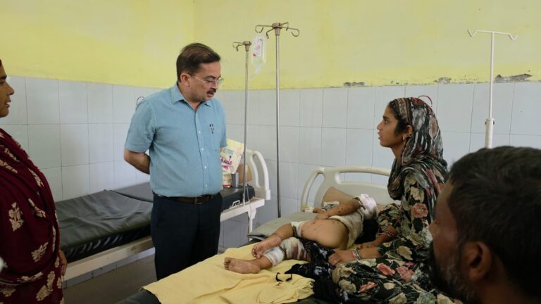 मुजफ्फरनगर में बच्ची पर कुत्तों के हमले के बाद हरकत में स्वास्थ्य विभाग, जिला अस्पताल पहुंचे CMO; आवारा कुत्तों को हटाने के निर्देश