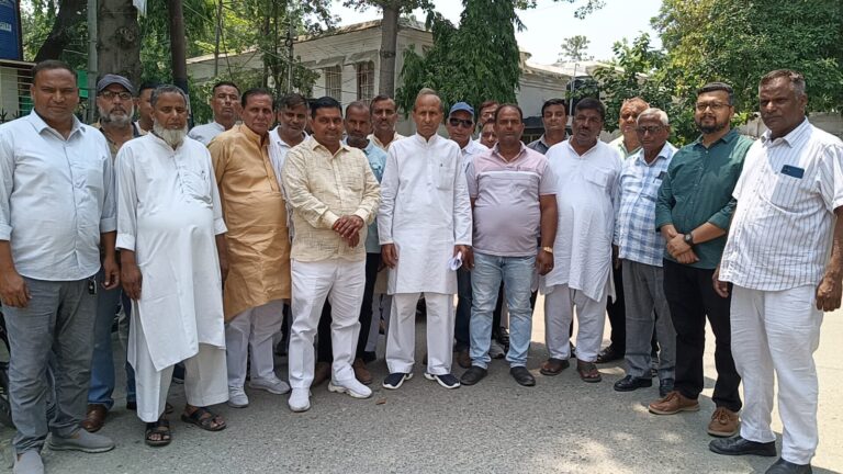 मुजफ्फरनगर में ईंट भट्ठों की फुकाई रोकने की मांग, डीएम को सौंपा ज्ञापन
