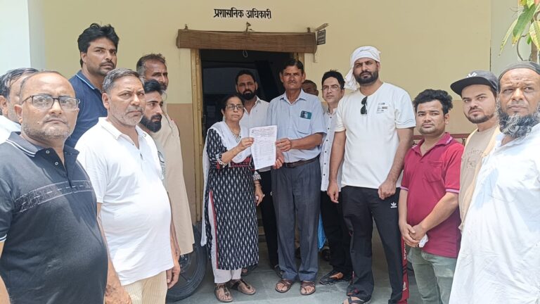 मुजफ्फरनगर में सीलिंग कार्रवाई के विरोध में डीएम कार्यालय पहुंचे व्यापारी, बिना नोटिस कार्रवाई पर जताया कड़ा विरोध