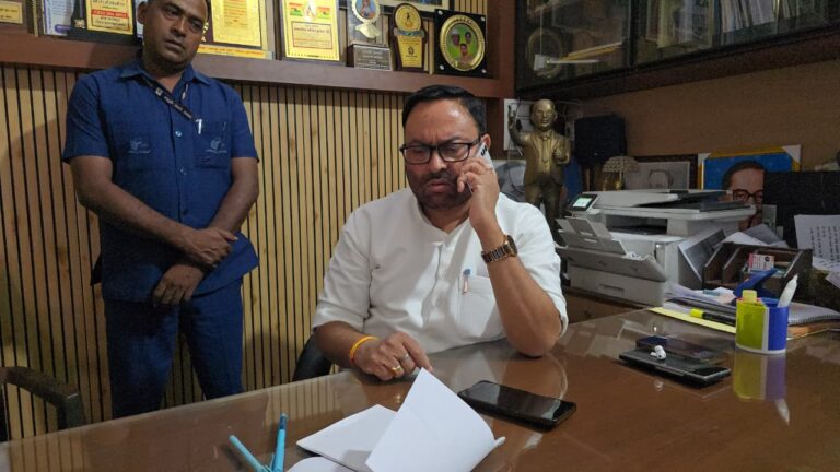 गांधी कॉलोनी बिजली संकट पर बवाल: प्रदर्शनकारियों पर मुकदमे की खबर से भड़के मंत्री अनिल कुमार, अधिकारियों को लगाई कड़ी फटकार