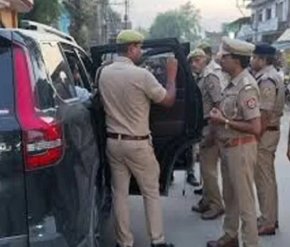 झांसी में ट्रैफिक पुलिस का सख्त अभियान, नियम तोड़ने पर 24 घंटे में 2 लाख से अधिक का जुर्माना