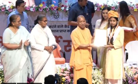 मेधावियों से बोले सीएम योगी: सोशल मीडिया से दूरी रखें, बेटियों ने रचा सफलता का नया इतिहास