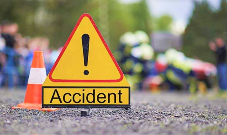 औरैया में ई-रिक्शा और बुलेट की जोरदार टक्कर, दो बच्चों समेत 8 घायल, 5 की हालत गंभीर