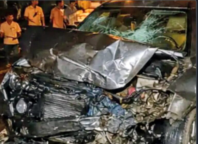 बहराइच में दो कारों की भीषण टक्कर, एक युवक की मौके पर मौत, तीन गंभीर घायल