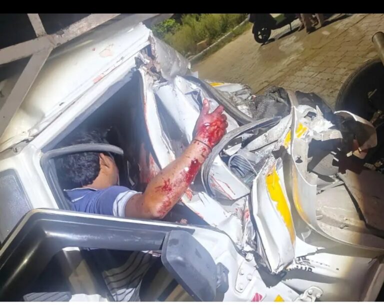औरैया हाईवे पर भीषण हादसा: केबिन में फंसा चालक, एक घंटे के रेस्क्यू के बाद निकाला गया बाहर