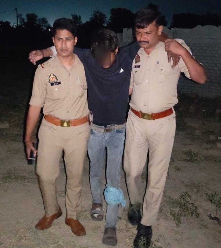 फिरोजाबाद मुठभेड़ में दो मोबाइल लुटेरे गिरफ्तार, एक के पैर में लगी गोली