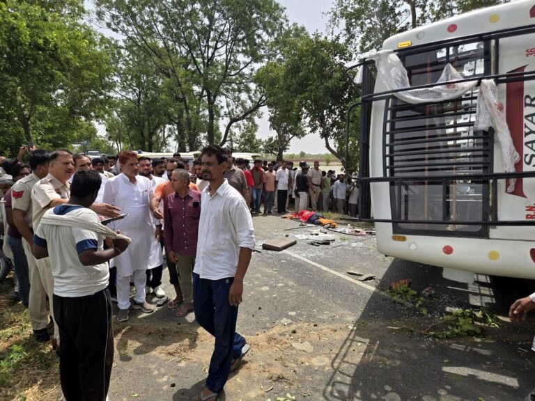 फतेहाबाद में भीषण बस हादसा: महिला समेत 3 की मौत, 12 घायल, ग्रामीणों ने किया चक्का जाम