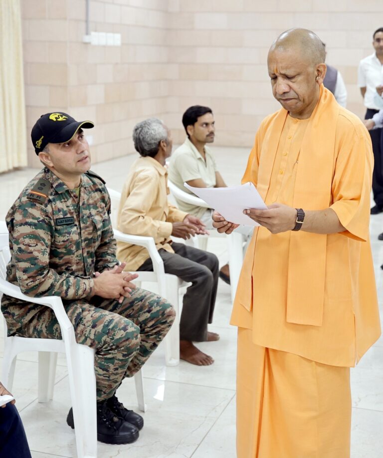 जनता दर्शन में सीएम योगी का सख्त संदेश, समयसीमा में निस्तारण करें अधिकारियों, देरी पर होगी जवाबदेही