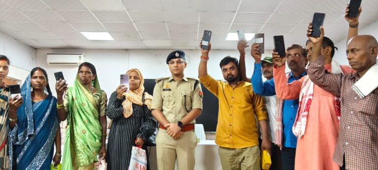 सोनभद्र पुलिस ने 302 खोए मोबाइल बरामद कर लौटाए, 45 लाख रुपये की संपत्ति मिली मालिकों को