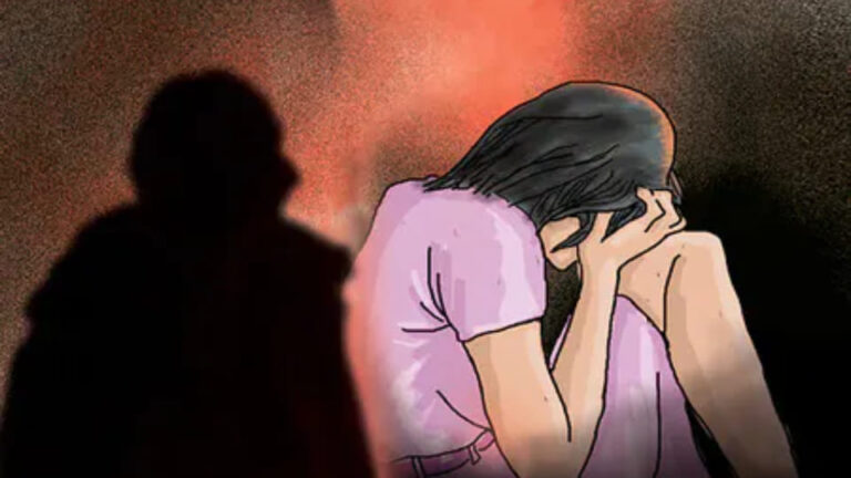 नोएडा में शर्मनाक वारदात: नाबालिग से अश्लीलता करने वाले पड़ोसी के खिलाफ मुकदमा दर्ज, तलाश में जुटी पुलिस
