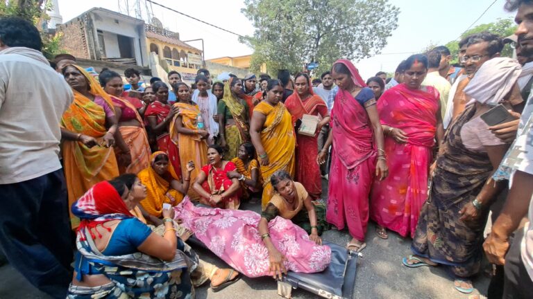 मऊ में प्रसव के दौरान जच्चा-बच्चा की मौत से बवाल, झोलाछाप डॉक्टर पर लापरवाही का आरोप, सड़क पर शव रखकर जाम