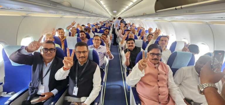 जेवर एयरपोर्ट के भूमि दाता किसानों को योगी सरकार का सम्मान, पहली फ्लाइट से पहुंचे लखनऊ