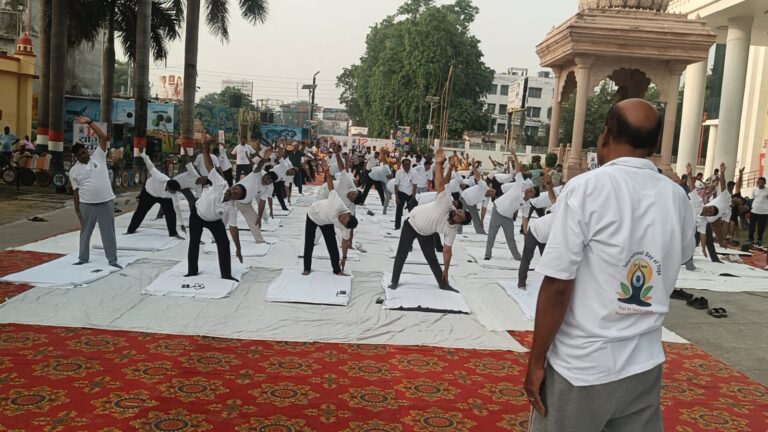 गोरखपुर पुलिस लाइन परेड ग्राउंड में अंतरराष्ट्रीय योग दिवस पर सामूहिक योगाभ्यास कार्यक्रम आयोजित